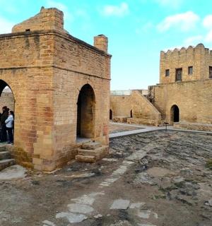 一群人站在城堡外面