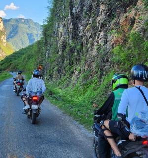 一群人骑着摩托车在路上行驶