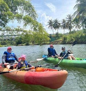 un gruppo di persone in kayak su un fiume