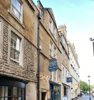 en kvinde, der står på en gade foran bygninger