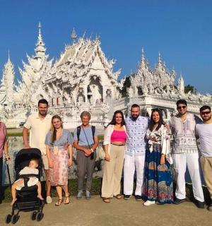 一群人在白色寺庙前合影