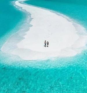 两个人站在海岛上