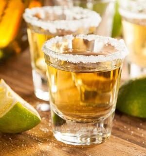 桌子上摆着三杯啤酒和一个酸橙