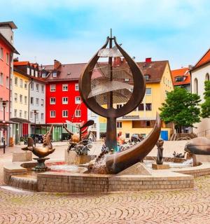 et springvand midt i en by med bygninger