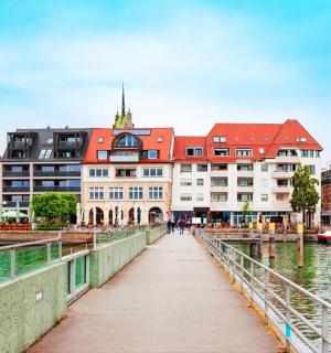 一座横跨水面的桥梁,上面有一座建筑物