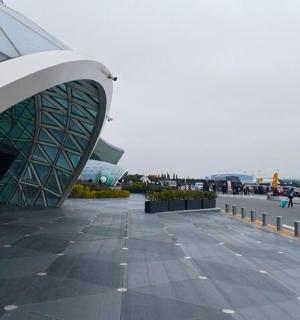 带有人行道和街道的建筑物景观