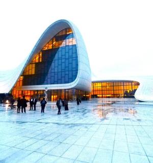 一座大楼,前面有人走动