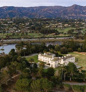 Letecký pohled na sídlo s řekou a horami