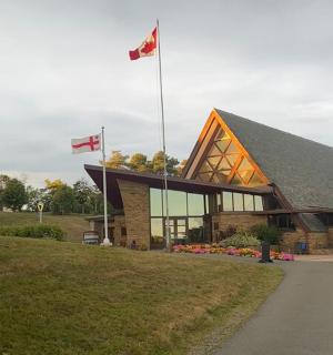 一座顶上有两面加拿大国旗的建筑