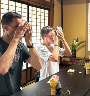 两个男人在镜子前喝水