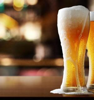 桌上放着两杯啤酒