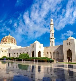 一座有尖塔的清真寺的建筑