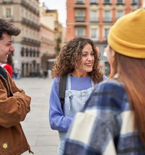 一群人在城市街道上交谈