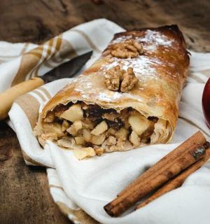 餐巾纸上的糕点，旁边是苹果