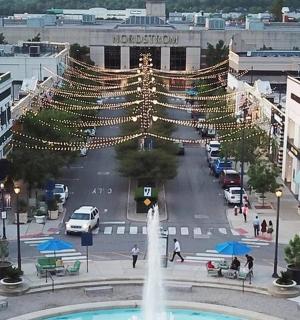 město s fontánou uprostřed ulice