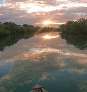 řeka, ve které se odráží slunce
