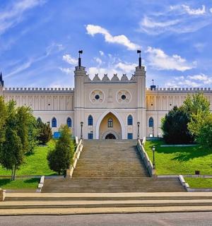 一座前面有楼梯的白色大楼