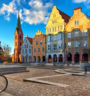 有建筑物和教堂的城市广场