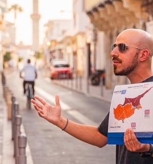 一名男子站在街上，举着牌子