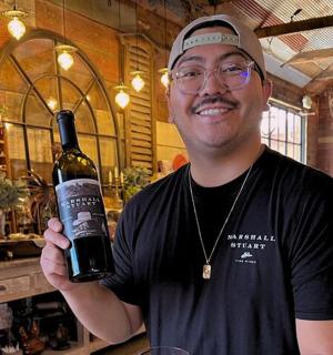 一名男子拿着一瓶酒