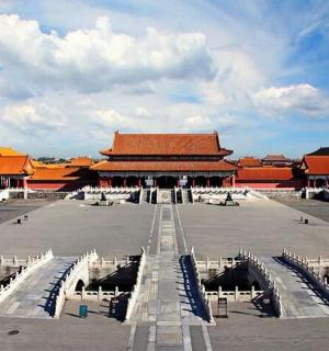 一座前面有长椅的大楼