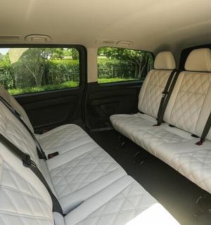 汽车后座上的两个座位，后座servationangeringangering