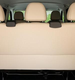 eine Rückansicht der Rücksitze eines Autos