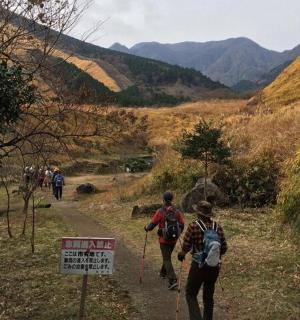 skupina lidí jdoucích po stezce