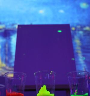 桌子上放着一组玻璃杯