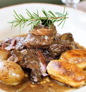 一盘白色的肉和蘑菇