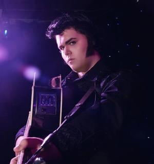 一个年轻人手里拿着一个钟