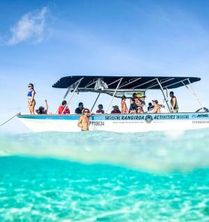 skupina lidí na lodi v oceánu