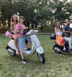 一群人坐在田野里的滑板车上