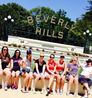 skupina lidí sedících na lavičce před autobusem