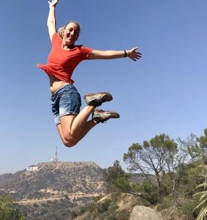 žena skákající do vzduchu při skoku do vzduchu