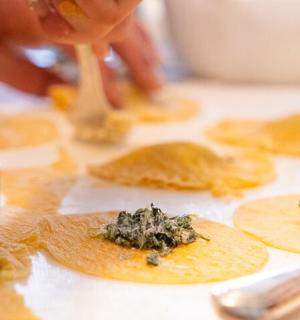 člověk připravuje tortilly s bylinkami