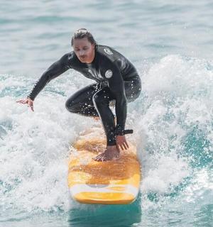 一名女子在海上冲浪