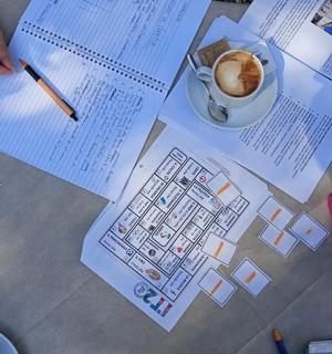 一张桌子上放着文件、一杯咖啡和一支笔