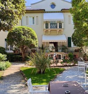 一栋建筑前摆放着白色的桌椅