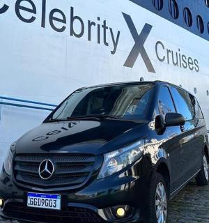 停在游轮旁边的一辆黑色汽车