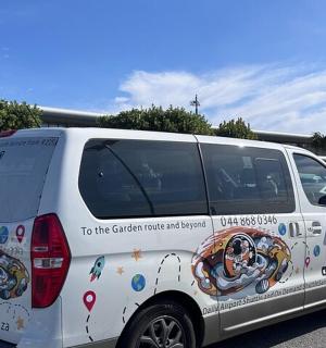 bílá dodávka zaparkovaná na parkovišti