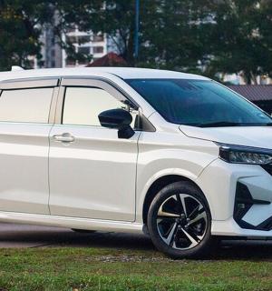 Bílá Toyota Fortuner zaparkovaná na ulici