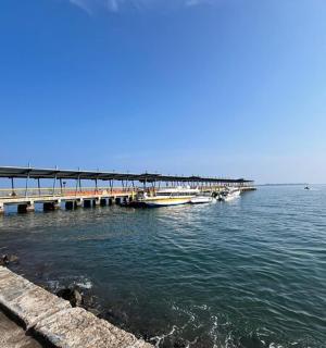 水上有座桥,桥上有船