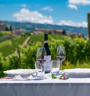 โต๊ะพร้อมขวดไวน์และแก้วสองใบ