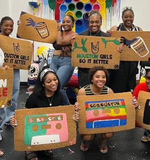 a group of people holding up signs that say how usfits