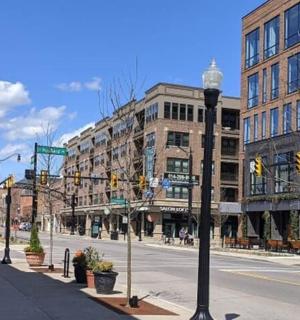 prázdná městská ulice s cedulí baru a hazardu