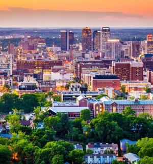 pohled na panorama města při západu slunce