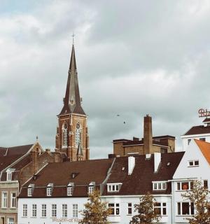 一座有钟楼和教堂的建筑