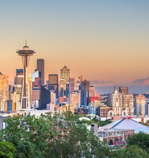 Panorama města Auckland s horou Mount Rainier v pozadí