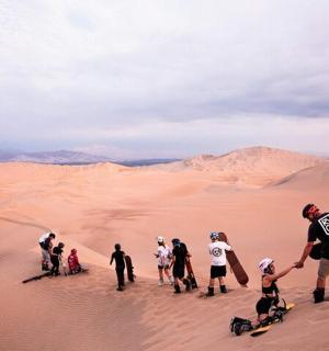 skupina lidí stojících v poušti